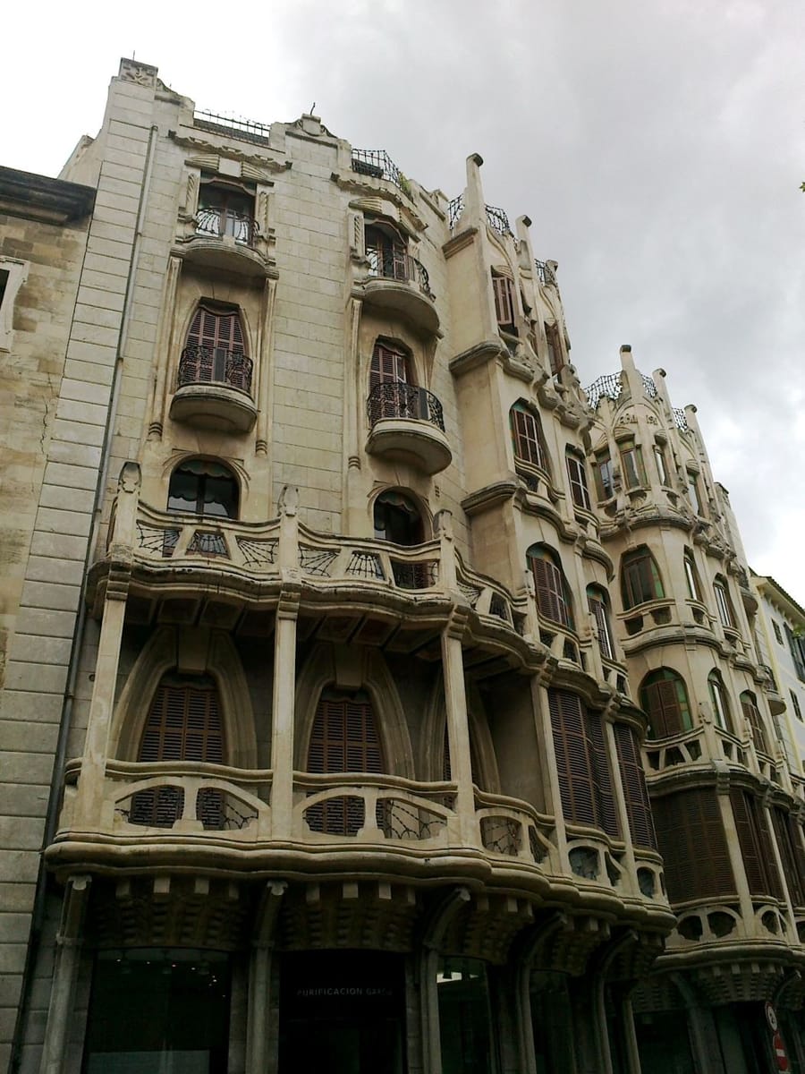 Modernist façade, Can Casasayas